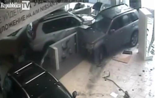 www.Shijoje.at.ua Ja si nxirret inati kur të prishet makina (VIDEO)